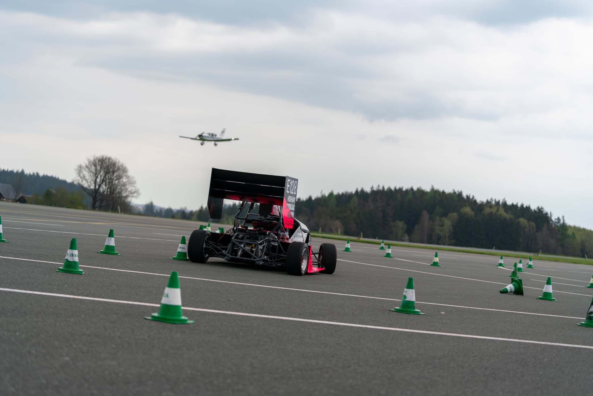 Clyde beim Testen am Flughafen, ein Flieger fliegt darüber