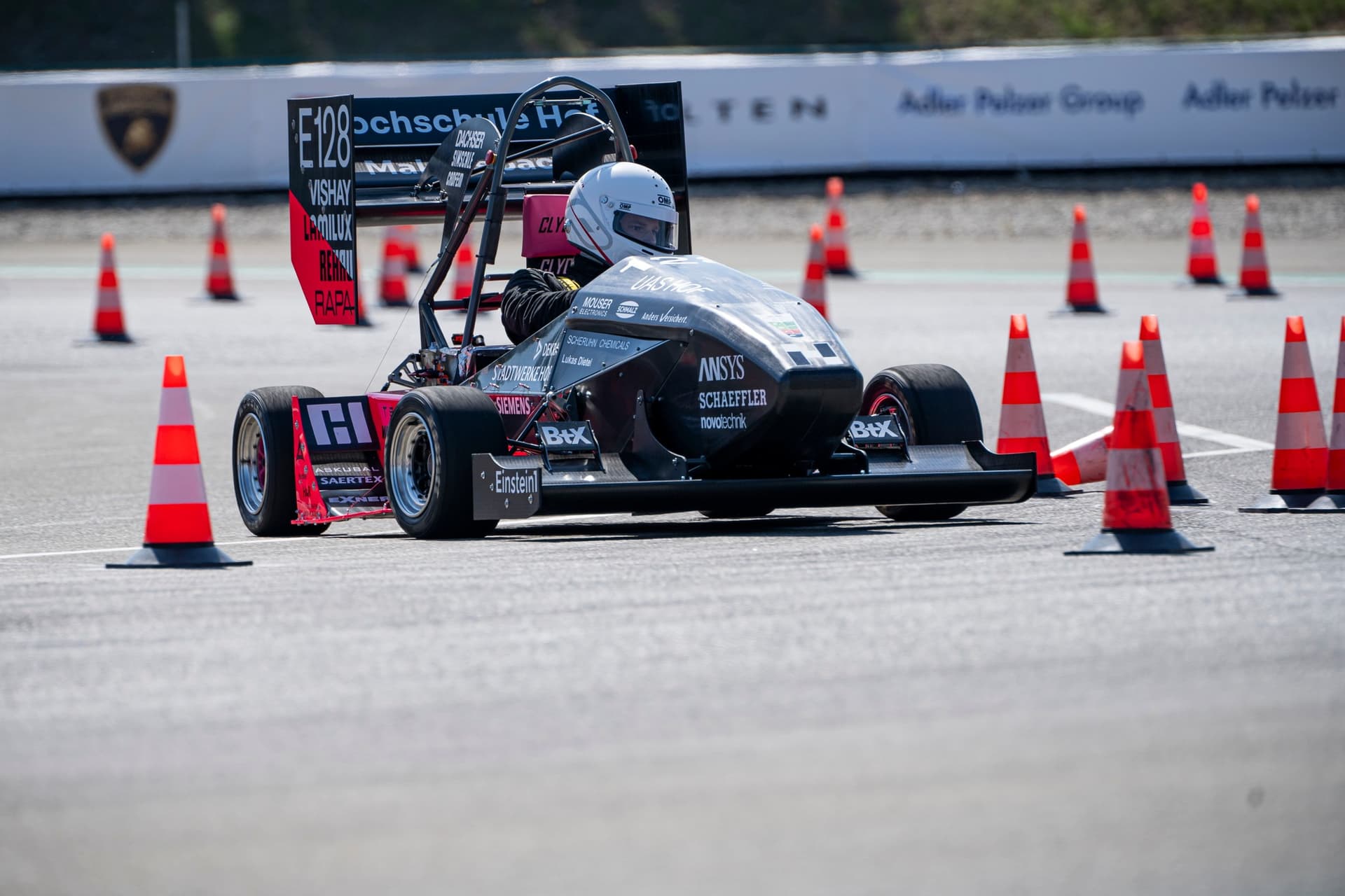 Clyde auf der Rennstrecke