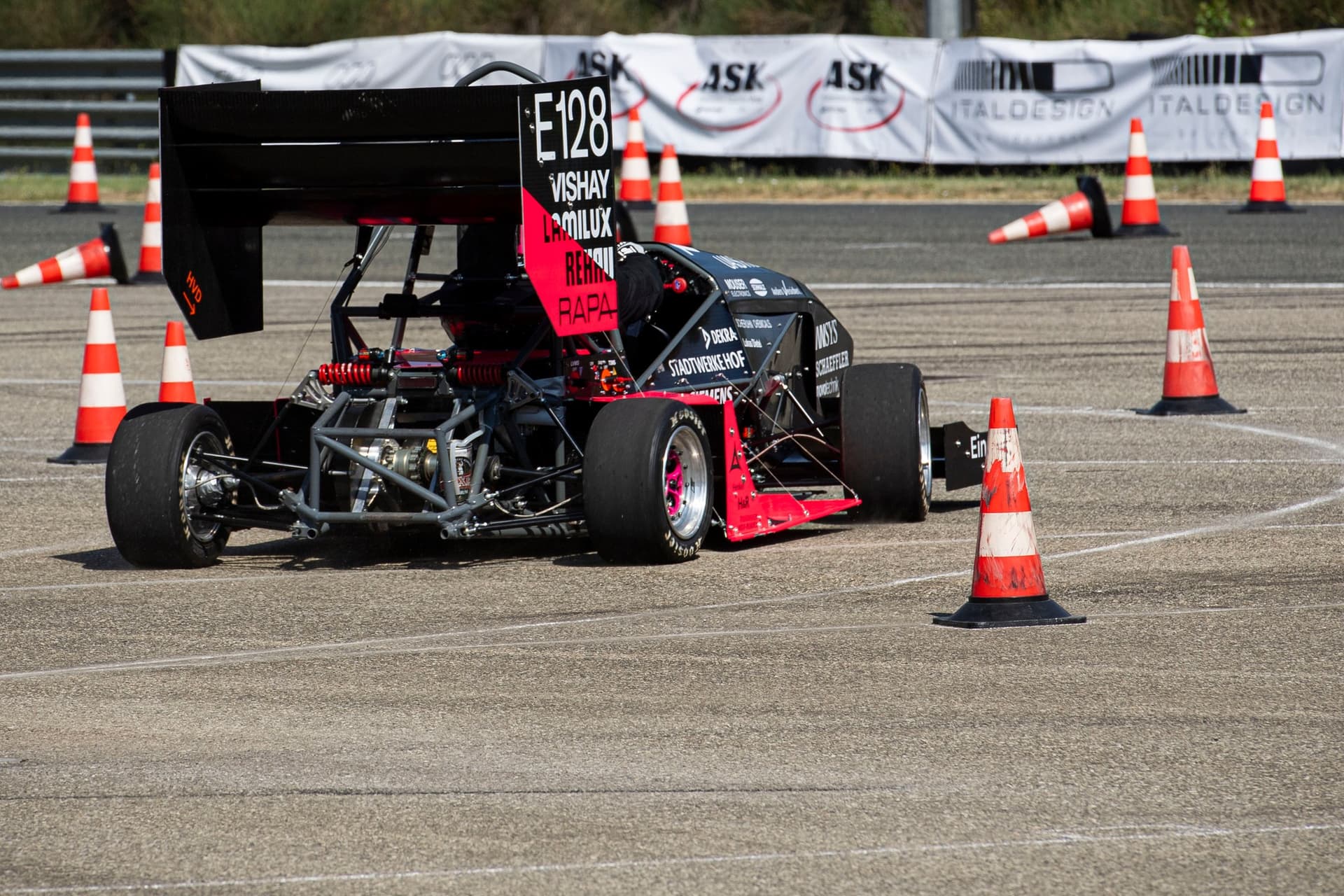 Clyde von hinten auf der Rennstrecke
